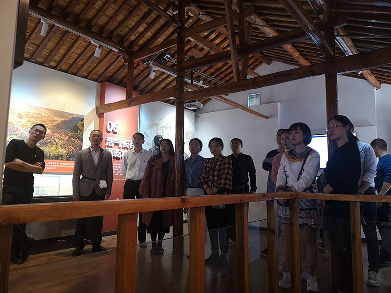 區(qū)城建投黨支部開展革命傳統(tǒng)教育“緬懷先烈、重溫誓詞”主題黨日活動