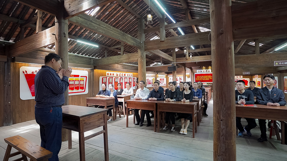 屯溪區(qū)國投集團開展學(xué)黨史、祭英烈主題黨日活動