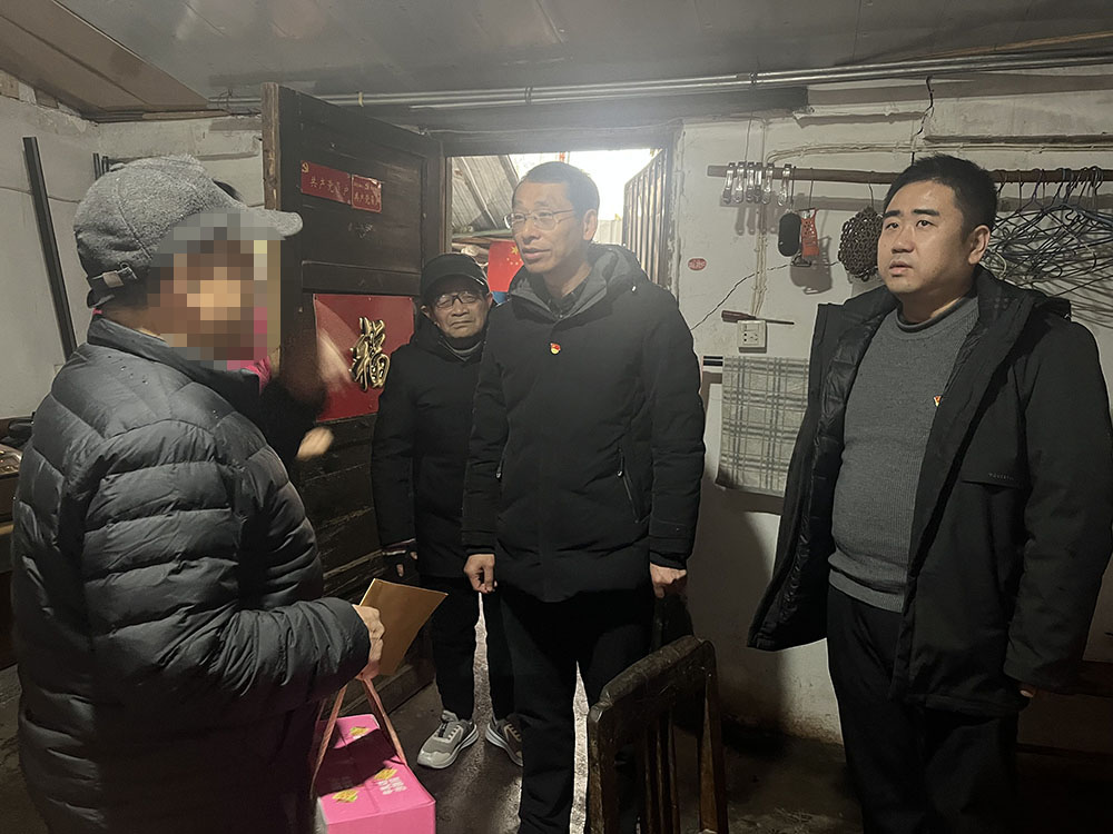 攜手送溫暖 助困獻(xiàn)愛(ài)心——屯溪區(qū)國(guó)投集團(tuán)開展“攜手助困 獻(xiàn)愛(ài)心”募捐慰問(wèn)活動(dòng)