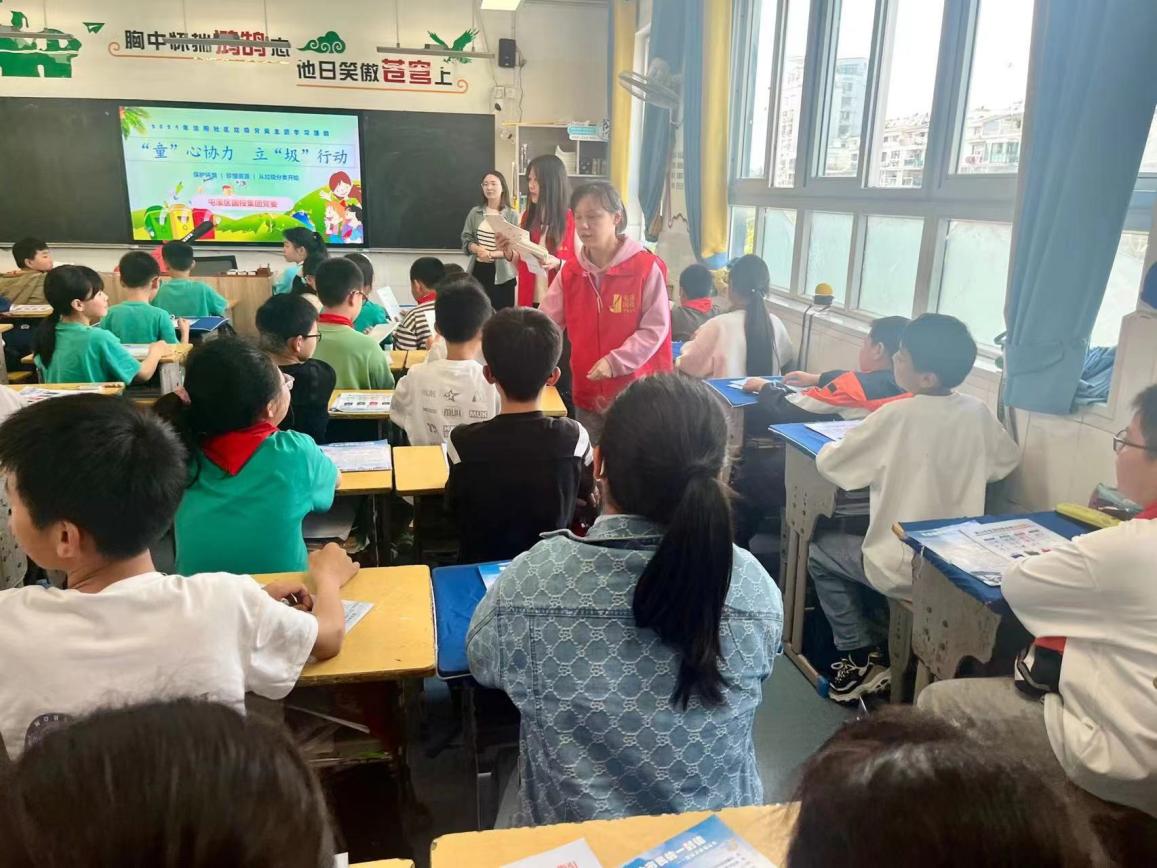 “攜手共筑美好家園”——開(kāi)展垃圾分類(lèi)宣傳、小區(qū)衛(wèi)生整治志愿者活動(dòng)