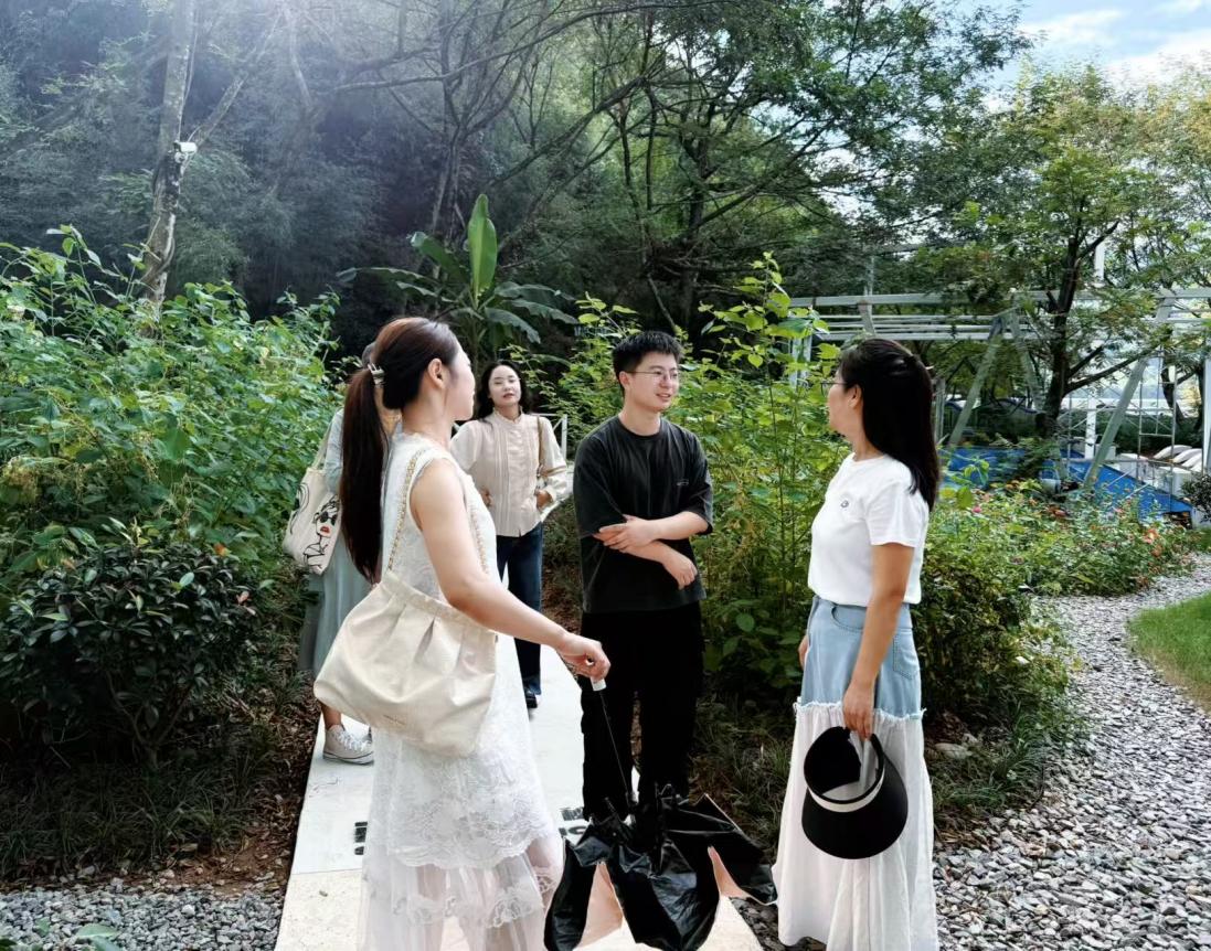 實(shí)地研學(xué)促提升 謀劃發(fā)展啟新程—昱城文旅公司黨支部開展“循‘雙村’賦能跡，謀文旅發(fā)展篇”主題黨日活動